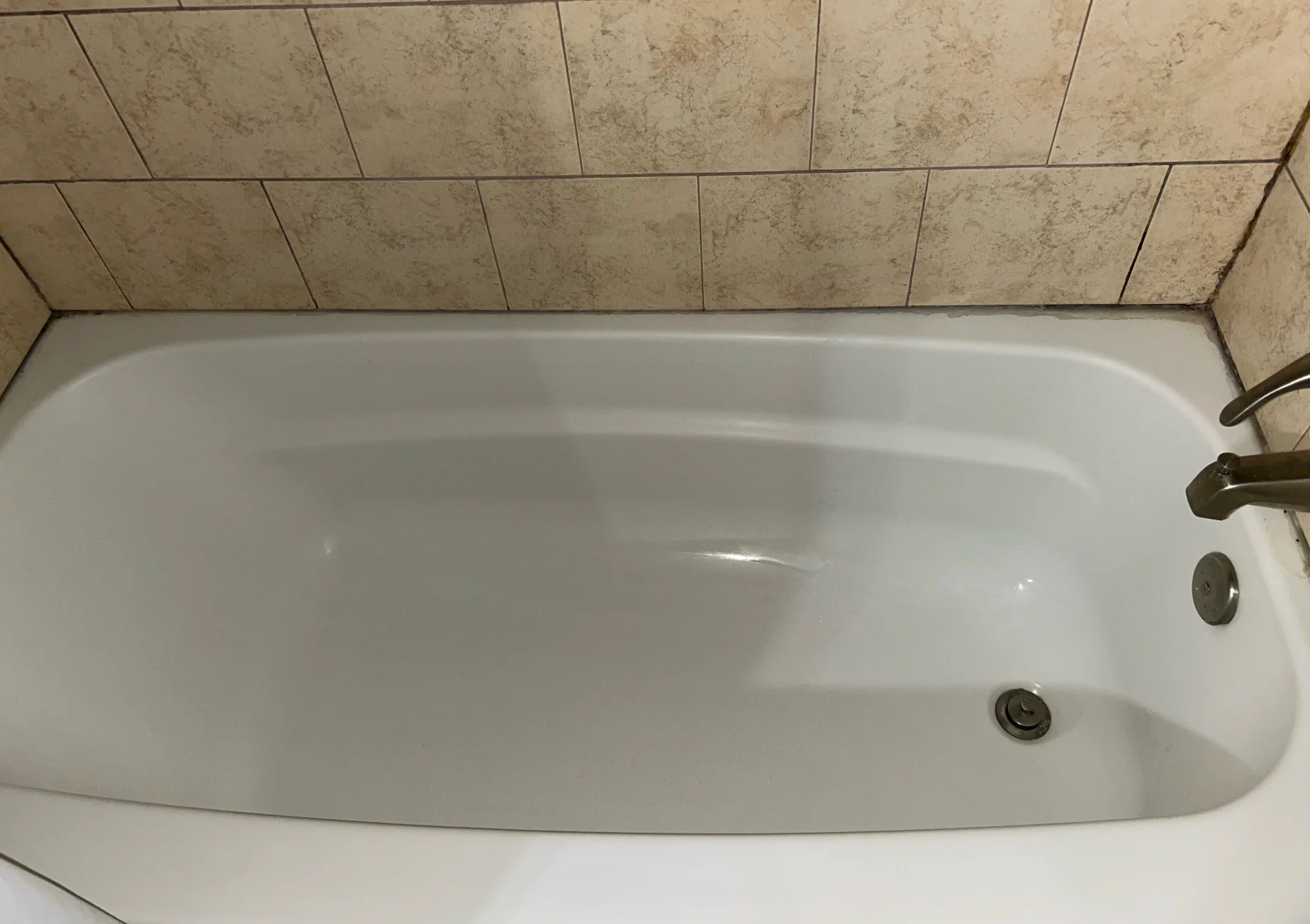 The same bathroom tub after Kleaning360 cleaning