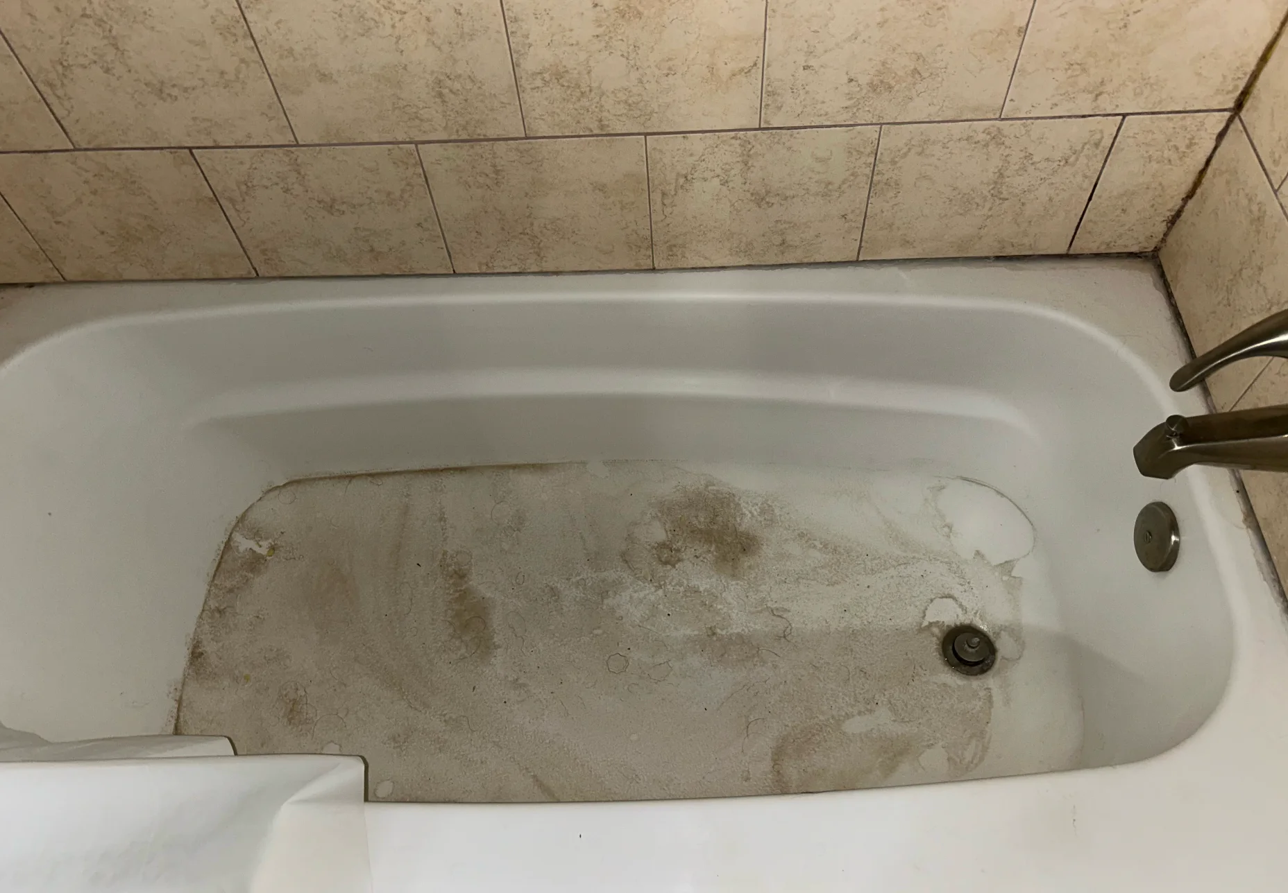 Bathroom tub before Kleaning360 cleaning